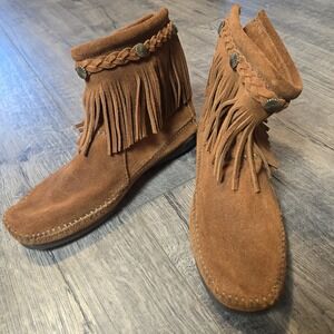 Minnetonka Womens 6.5 Moccasin Boot Brown Suede Fringe Back Zip Concho Braid